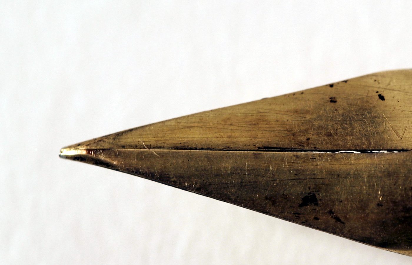 Pointe de plume sur une feuille