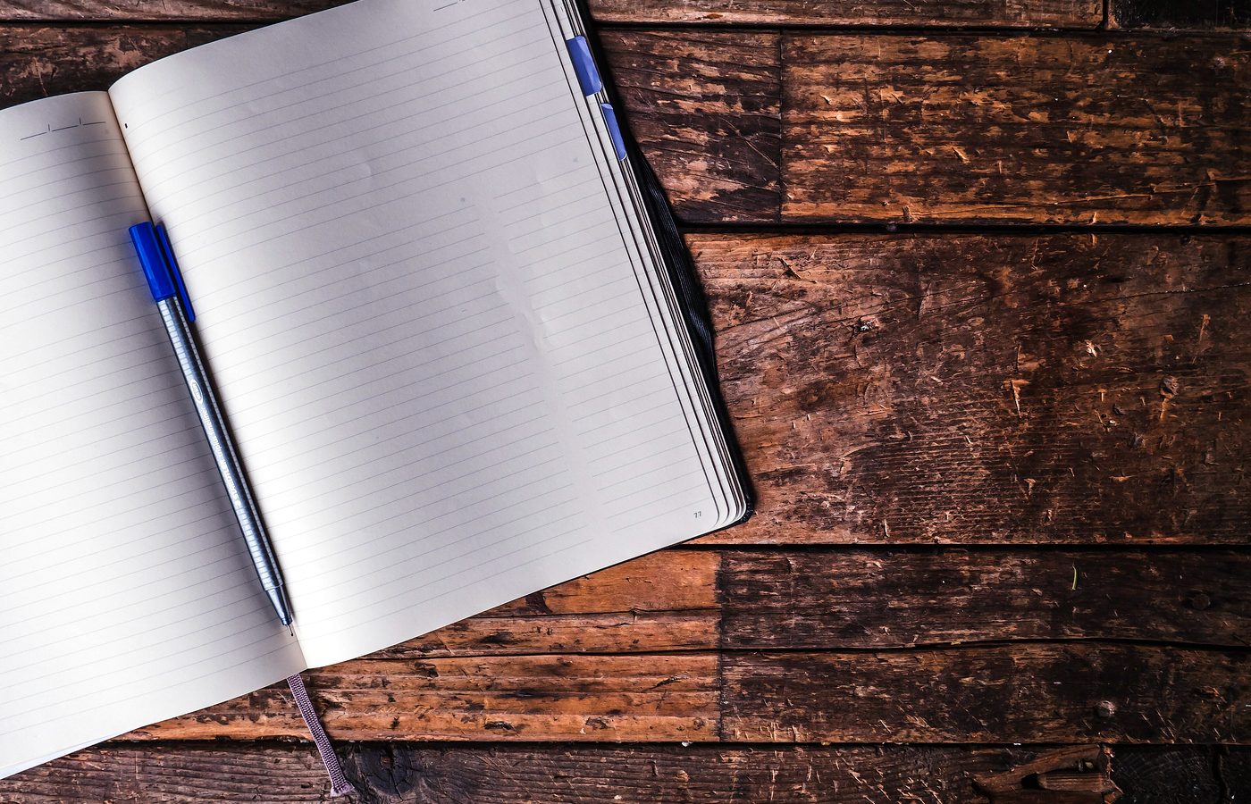 Carnet ouvert et stylo sur un plan de travail