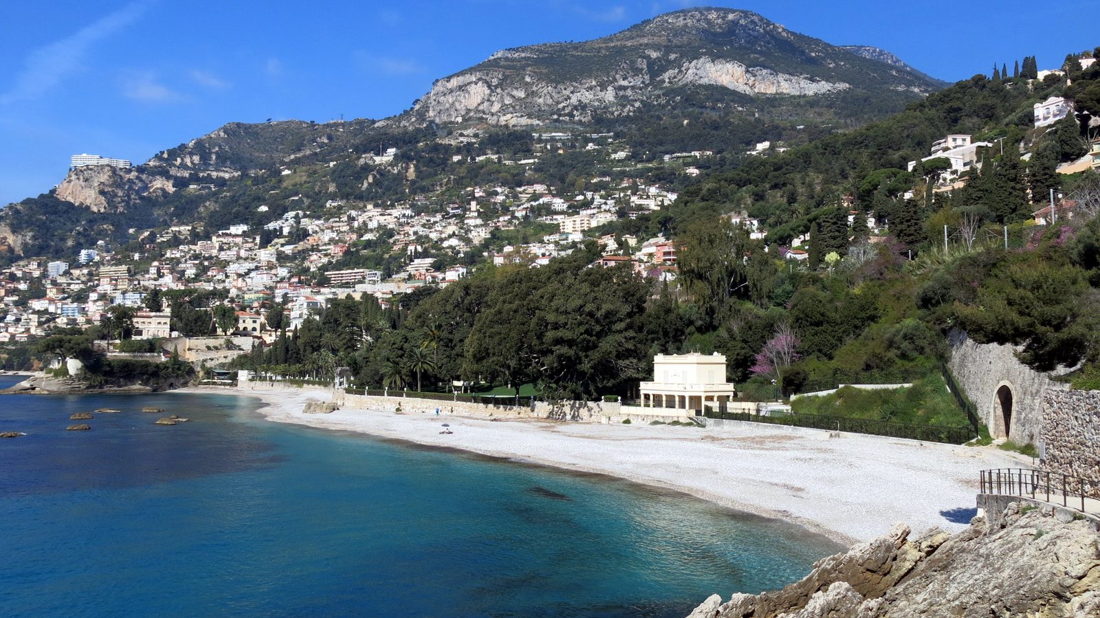 Falaises et mer Méditerranée en fin de journée