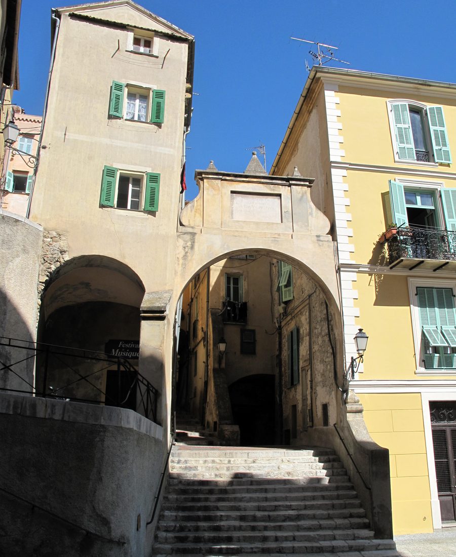 Ruelle et façades colorées d'un village du littoral