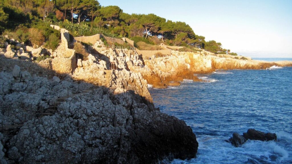 Les villages perchés de l&rsquo;arrière-pays : lesquels voir, et à quelle saison