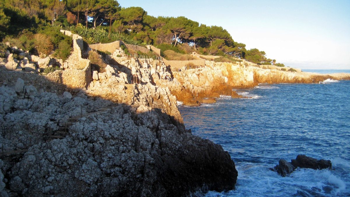Les villages perchés de l&rsquo;arrière-pays : lesquels voir, et à quelle saison
